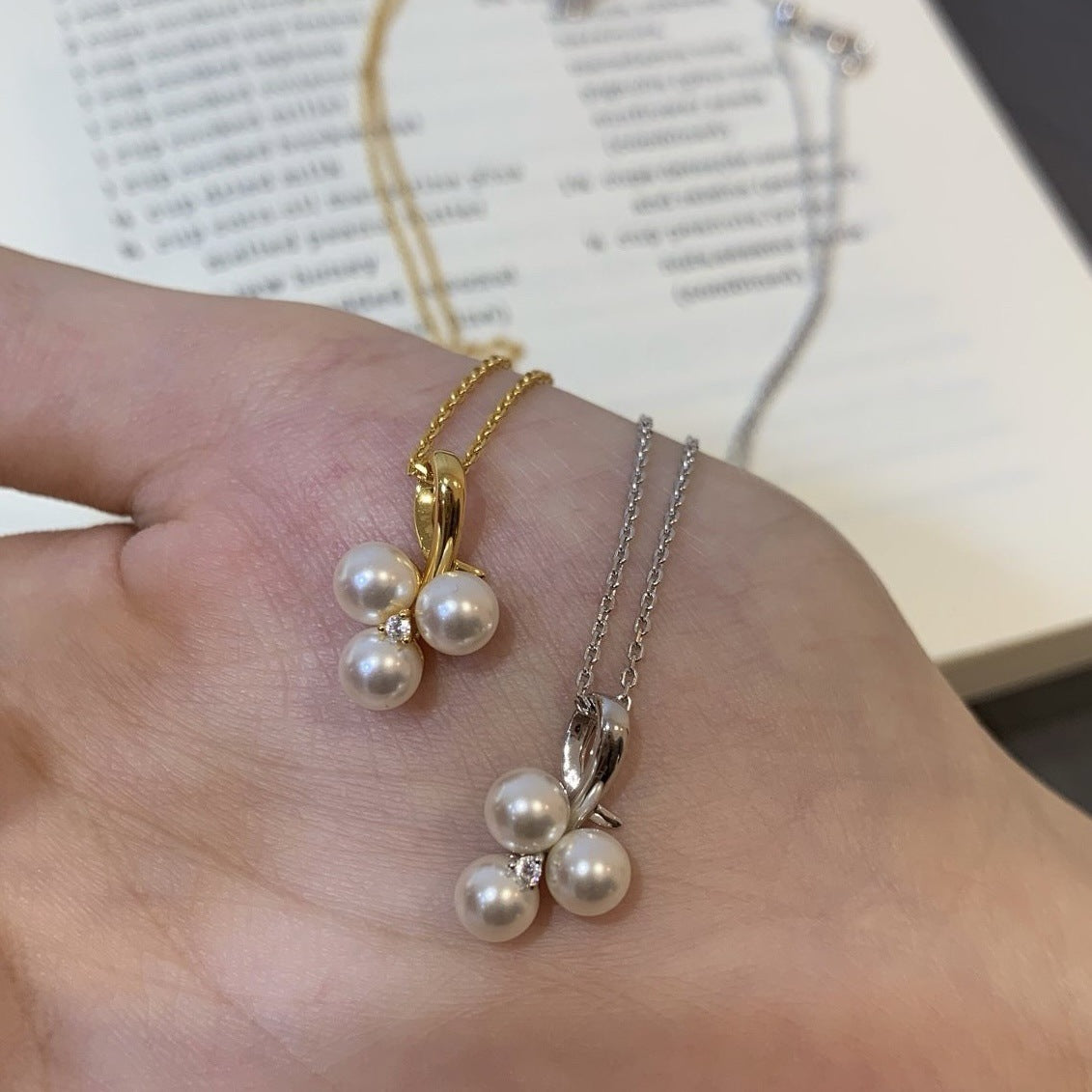 Collar de Perlas Minimalista de Lujo con Tres Pétalos de Flor y Detalles de Circonita para Mujer
