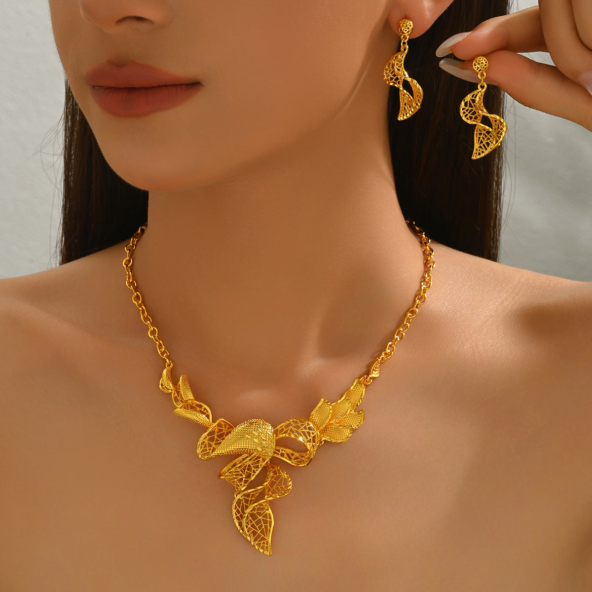 Juego de collar largo con diseño de torsión arrugada geométrica de aleación y pendientes a juego para mujer