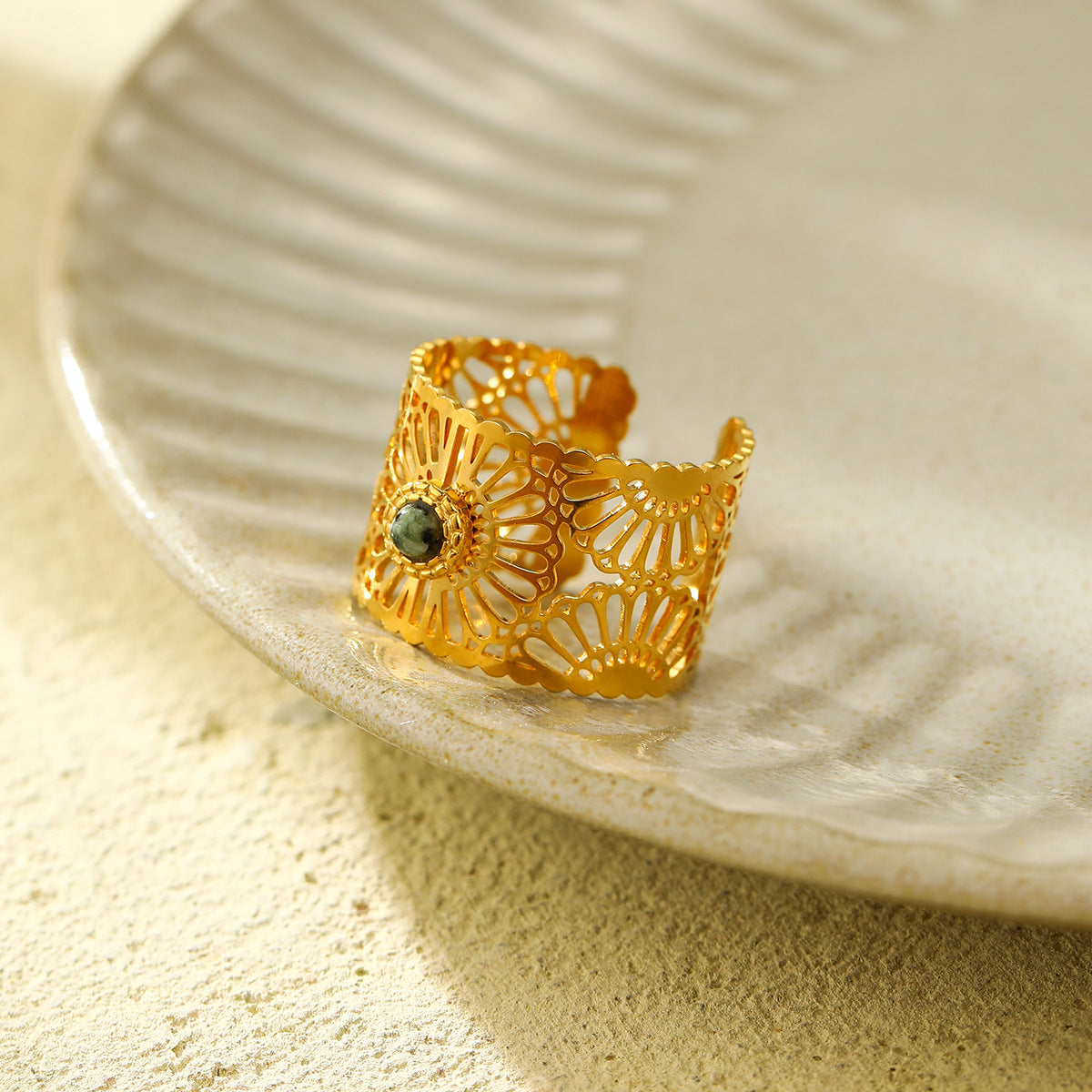 Anello da Donna Regolabile con Pietra Naturale Intarsiata Svuotata alla Moda in Acciaio al Titanio Placcato Oro 18K