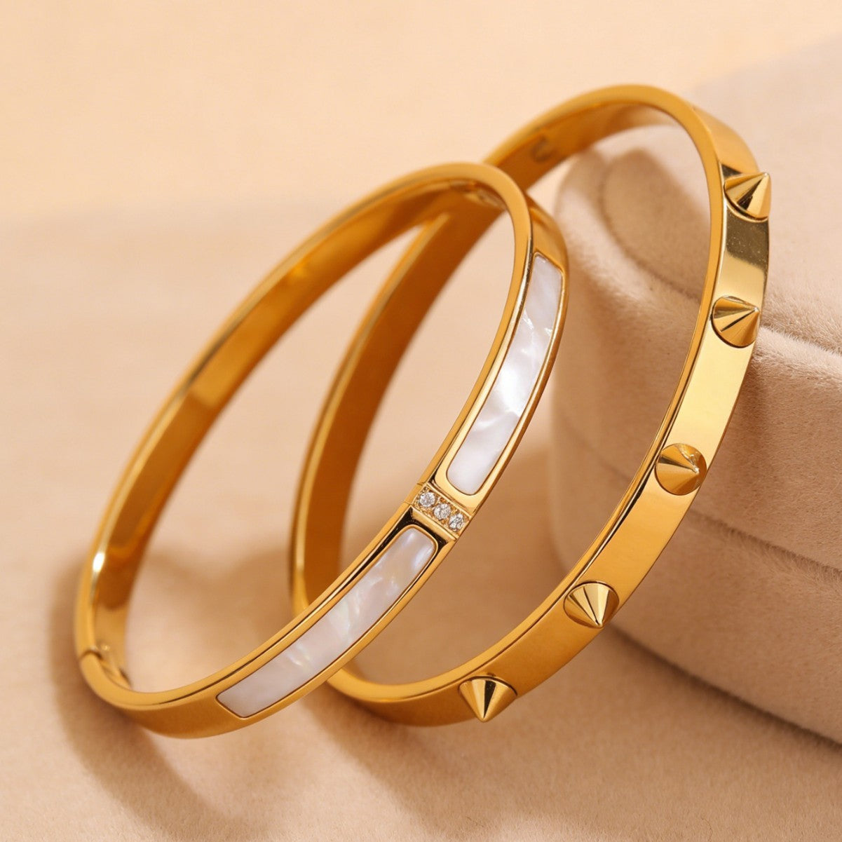 Bracciale Chiodato in Acciaio Inossidabile Placcato Oro 18K Elegante Casual con Madreperla e Zirconi Cubici