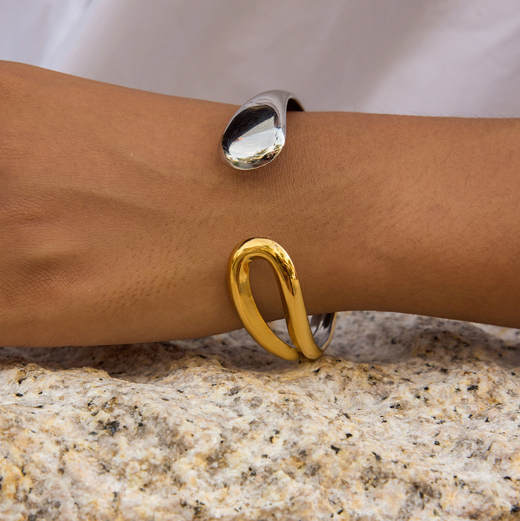 Pulsera minimalista geométrica de acero titanio chapado en oro para mujer con diseño de abertura ajustable