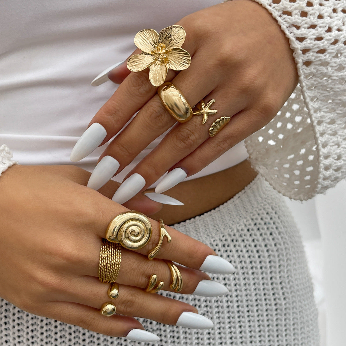 Anello aperto personalizzato con elementi floreali e geometrici, conchiglia e stella