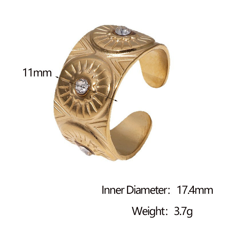 Anello geometrico minimalista da donna in acciaio inossidabile placcato oro 18 carati con dettaglio occhio di Allah in strass