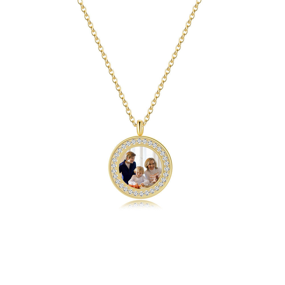 Collar minimalista de acero inoxidable redondo geométrico chapado en oro de 18 quilates con incrustaciones de circonita cúbica y barra grabada con láser para mujer