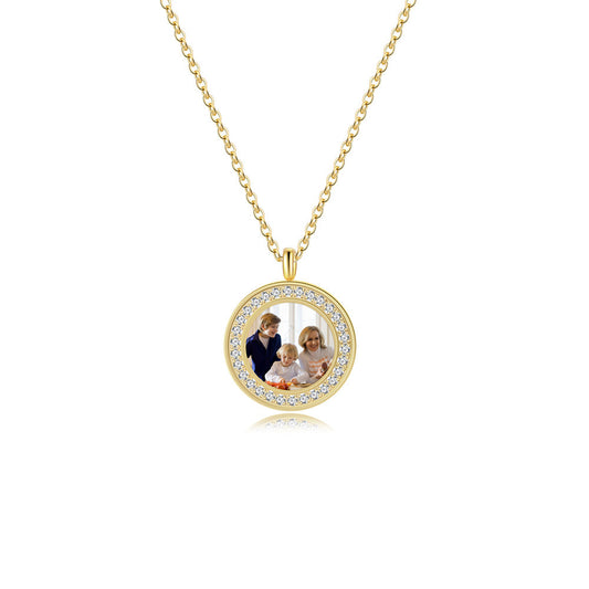 Collana da donna minimalista in acciaio inossidabile placcato oro 18 carati con ciondolo geometrico rotondo, intarsio in zirconi cubici e barra incisa al laser