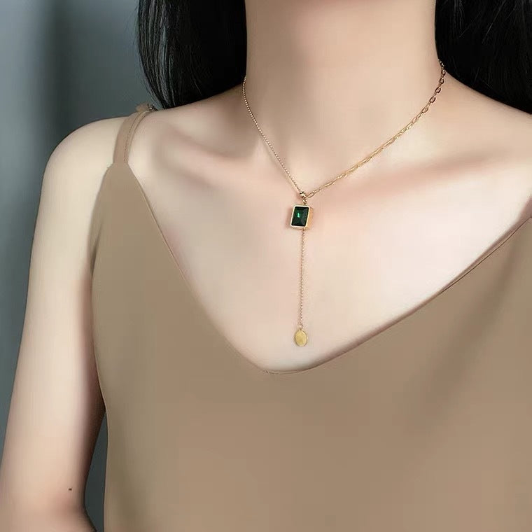 Vintage Emerald Green Asymmetrical Animal-Shaped Titanium Steel Pendant Necklace for Women and Men Adjustable Clavicle Chain with Plated Finish