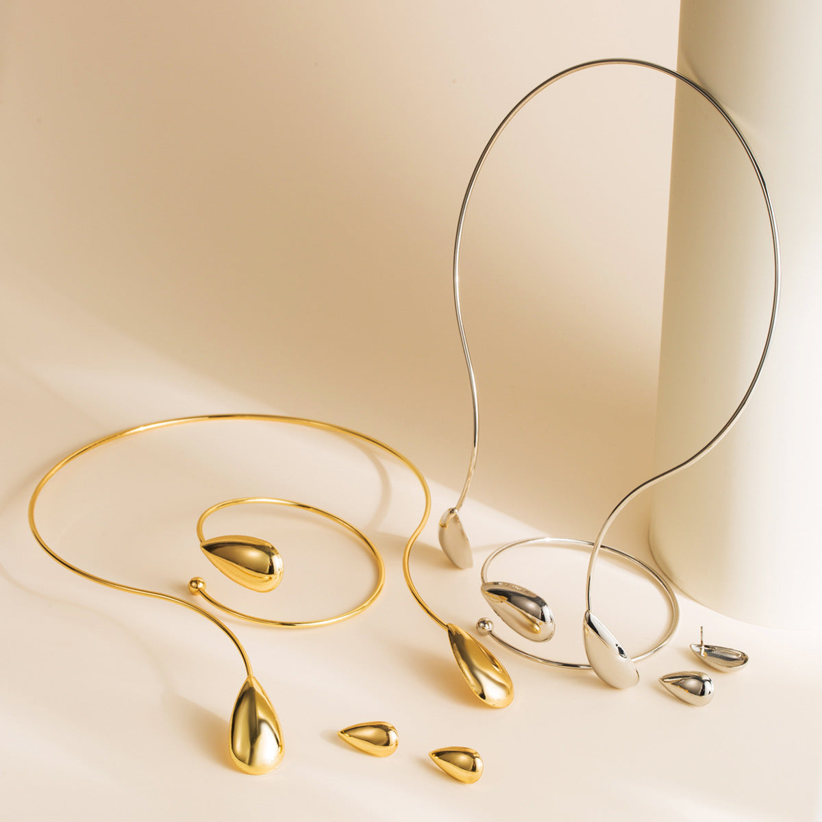 Juego de gargantilla, pulsera y pendientes metálicos geométricos minimalistas en forma de lágrima con acabado galvanizado para mujer