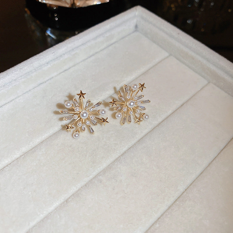 Elegantes pendientes florales de perlas con postes de plata chapados en oro para mujer