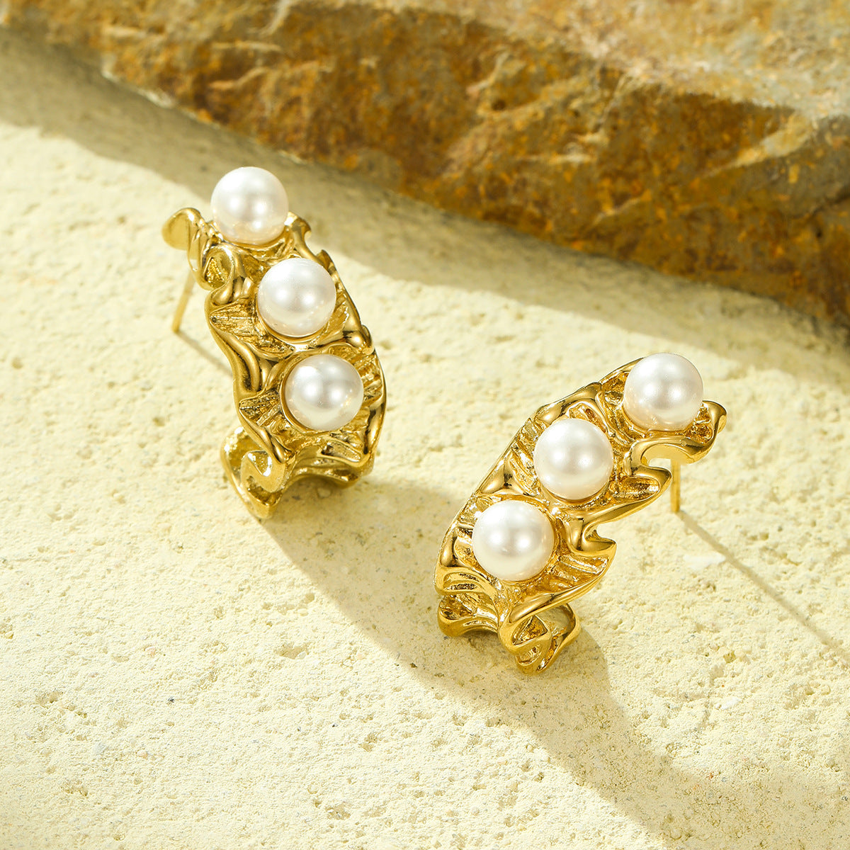 Pendientes de perlas de acero inoxidable con forma de C a la moda con acabado galvanizado para mujer
