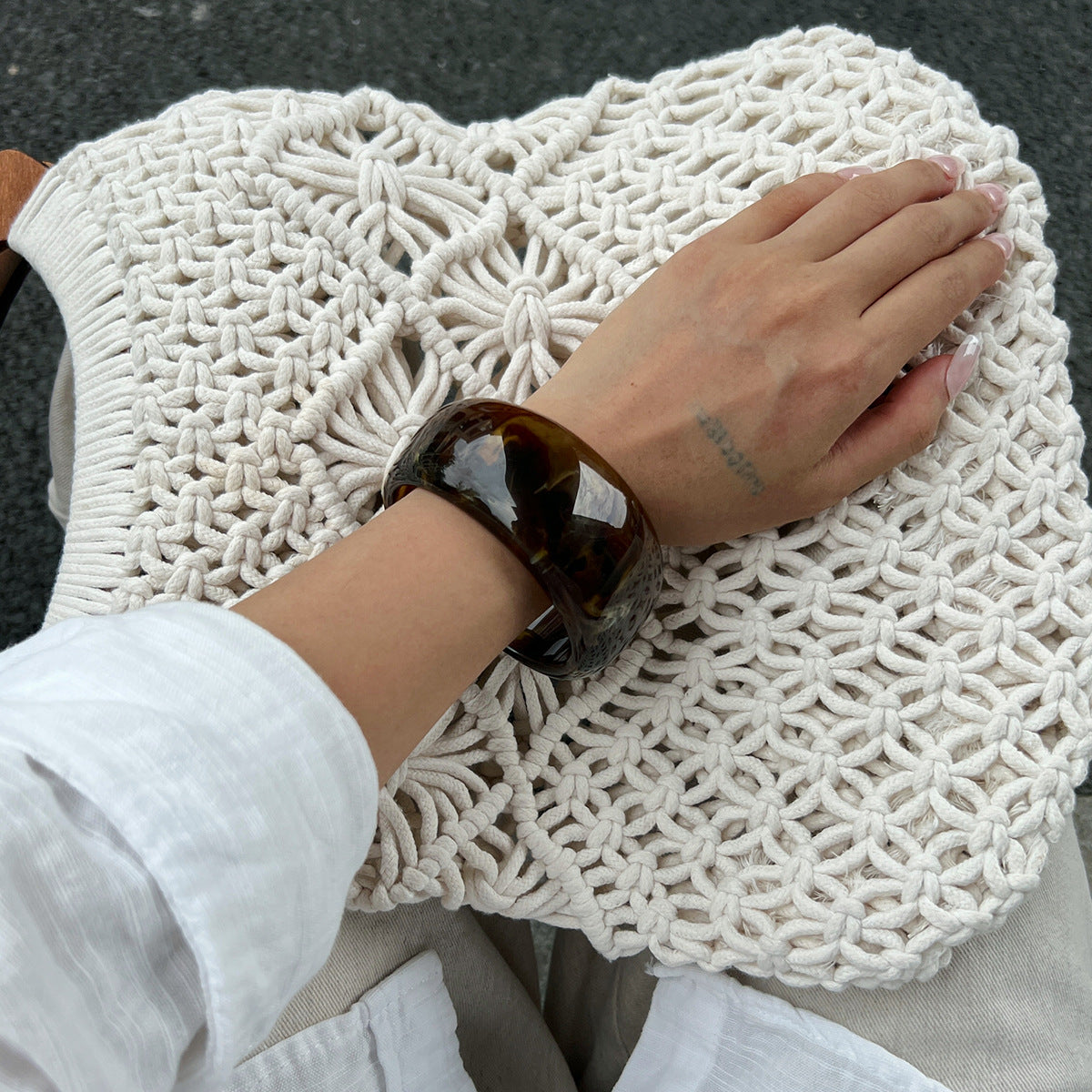 Bracciale da donna in resina oversize semi-trasparente effetto marmo ambrato vintage con forma geometrica