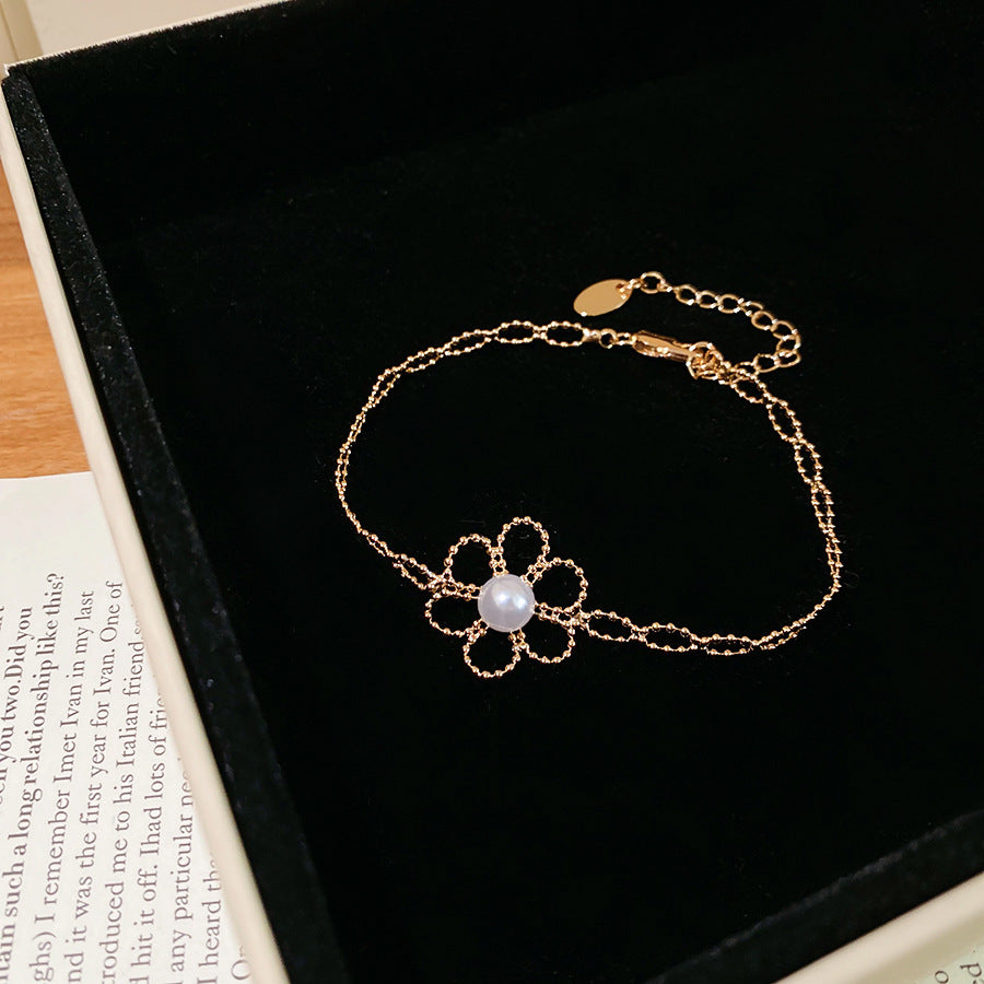 Set di collana e bracciale da donna con perle floreali a traforo minimaliste, pendente in lega e finitura placcata