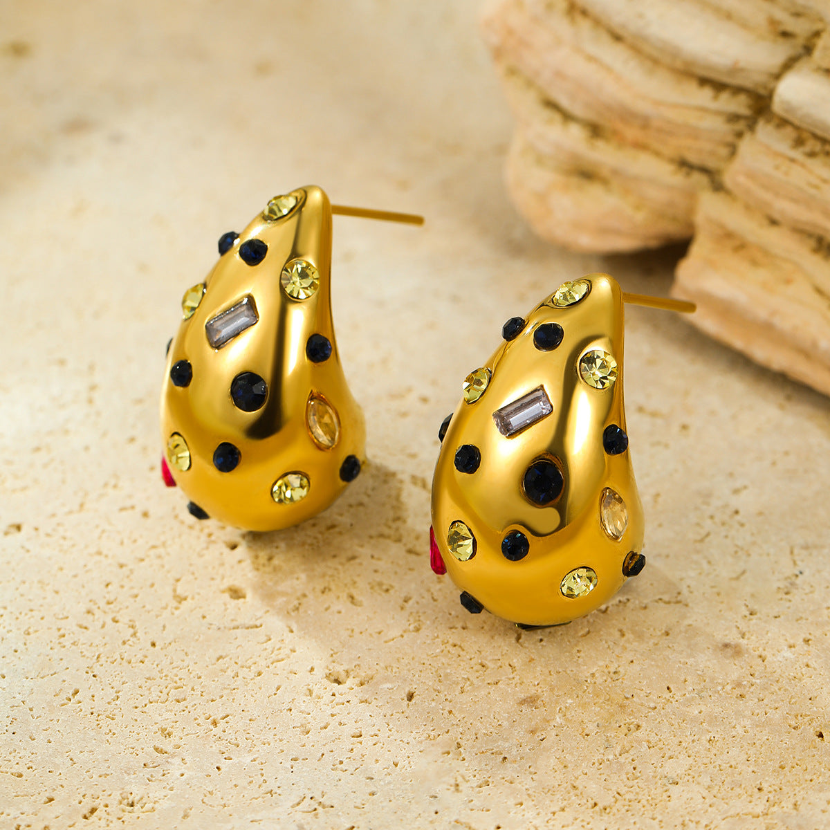 Pendientes de acero inoxidable a la moda con forma de gota de agua, chapado en oro de 18 quilates e incrustaciones de circonitas de colores irregulares