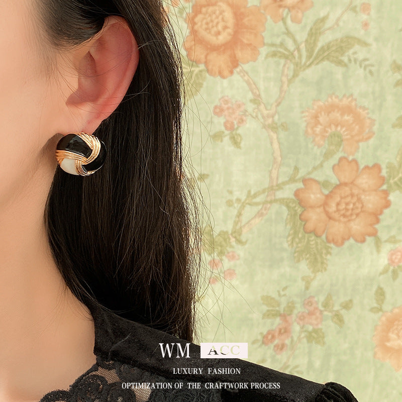 Pendientes de botón redondos geométricos vintage en blanco y negro, de aleación con acabado chapado para mujer