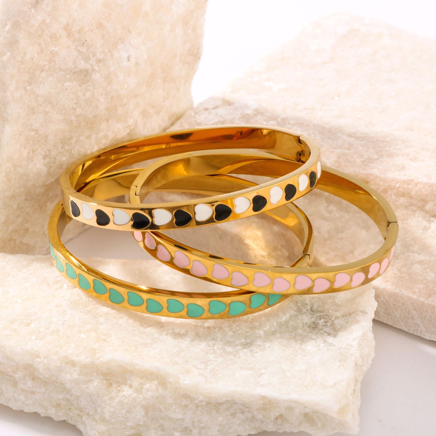 Bracciale Minimalista a Cuore in Acciaio Inossidabile con Placcatura in Oro 18K e Motivo Floreale Smaltato