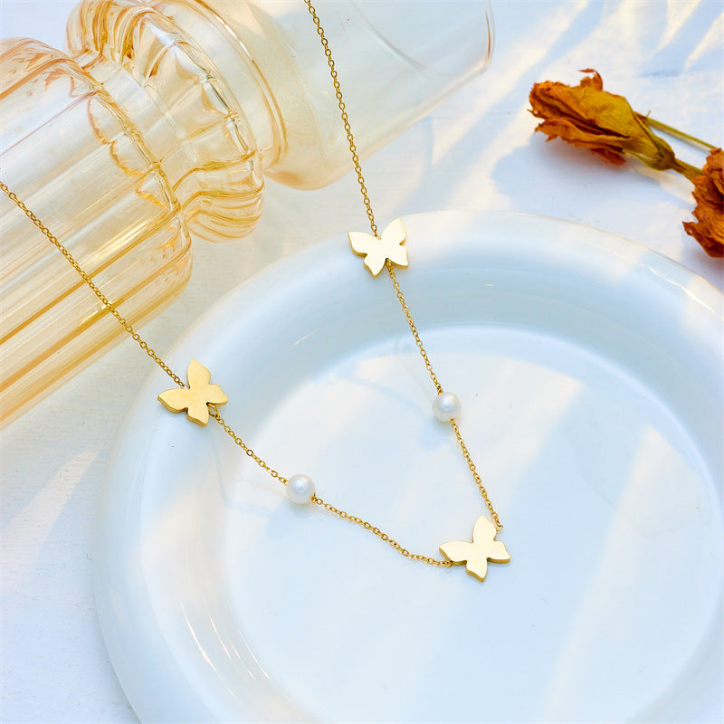 Elegante collana a pendente a farfalla in acciaio al titanio con finitura placcata per donna