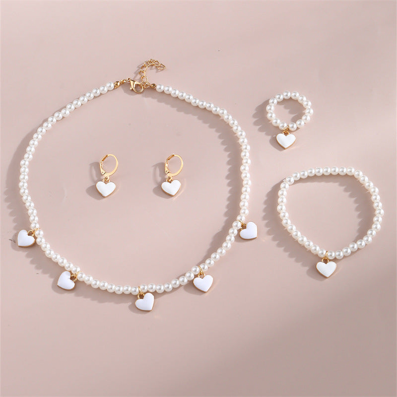 Collana per Bambini Minimalista a Cuore con Perle di Resina, Ciondolo in Lega e Finitura Smaltata