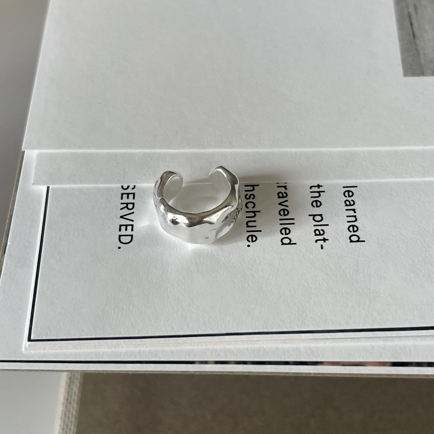 Pendientes de clip de plata de ley 925 con forma de letra irregular texturizada y minimalista, con acabado chapado