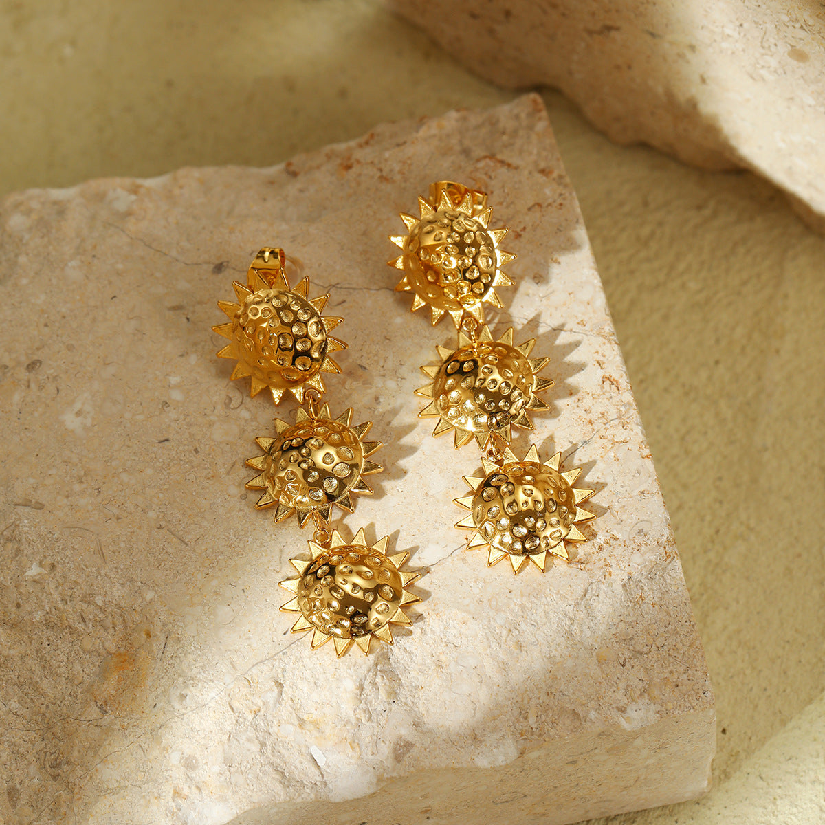 Pendientes de acero de titanio con forma de girasol de moda para mujer con acabado chapado y elegante diseño floral