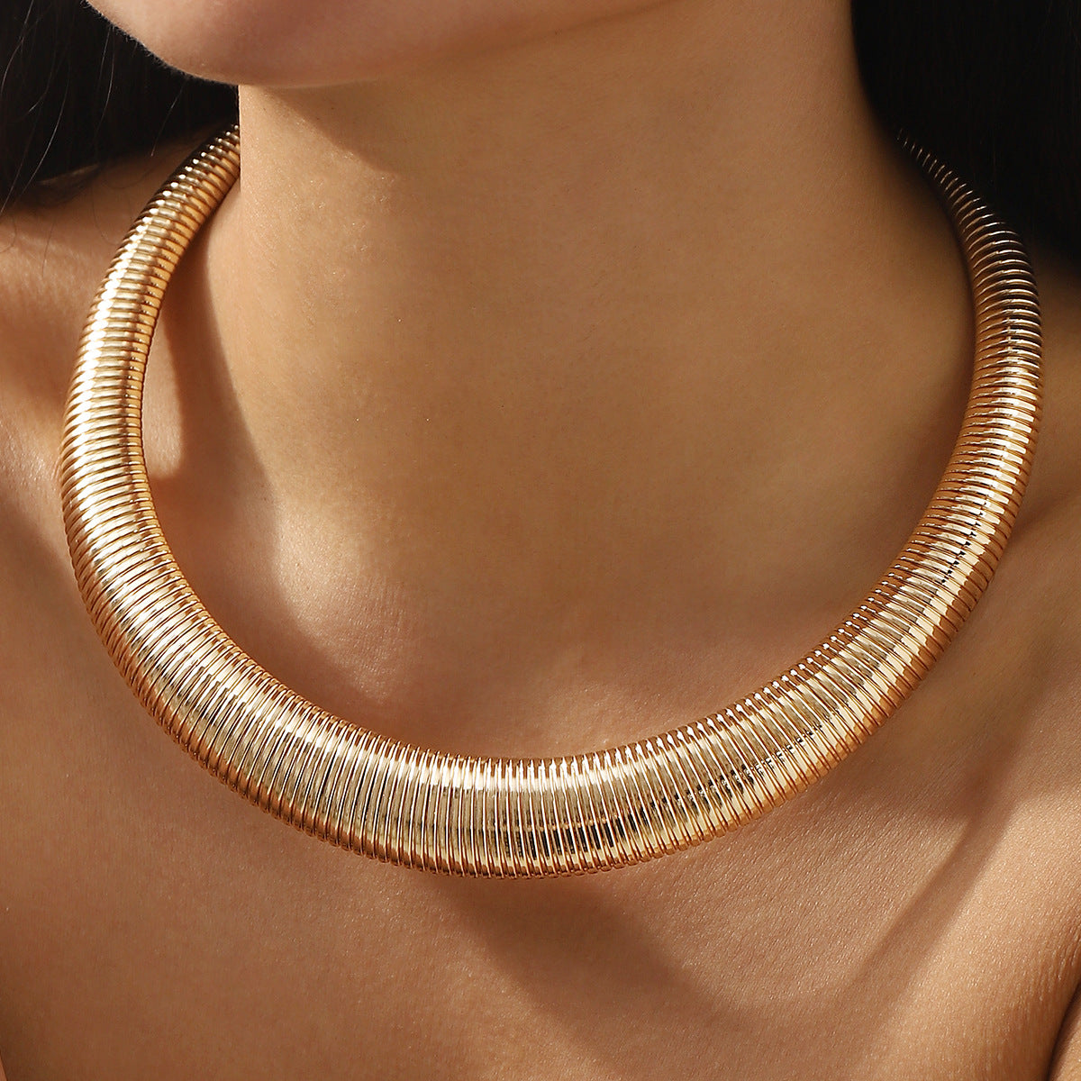 Collar Gargantilla de Cadena de Serpiente Geométrica Audaz para Mujer Hecho de Hierro con Diseño de Estilo Industrial