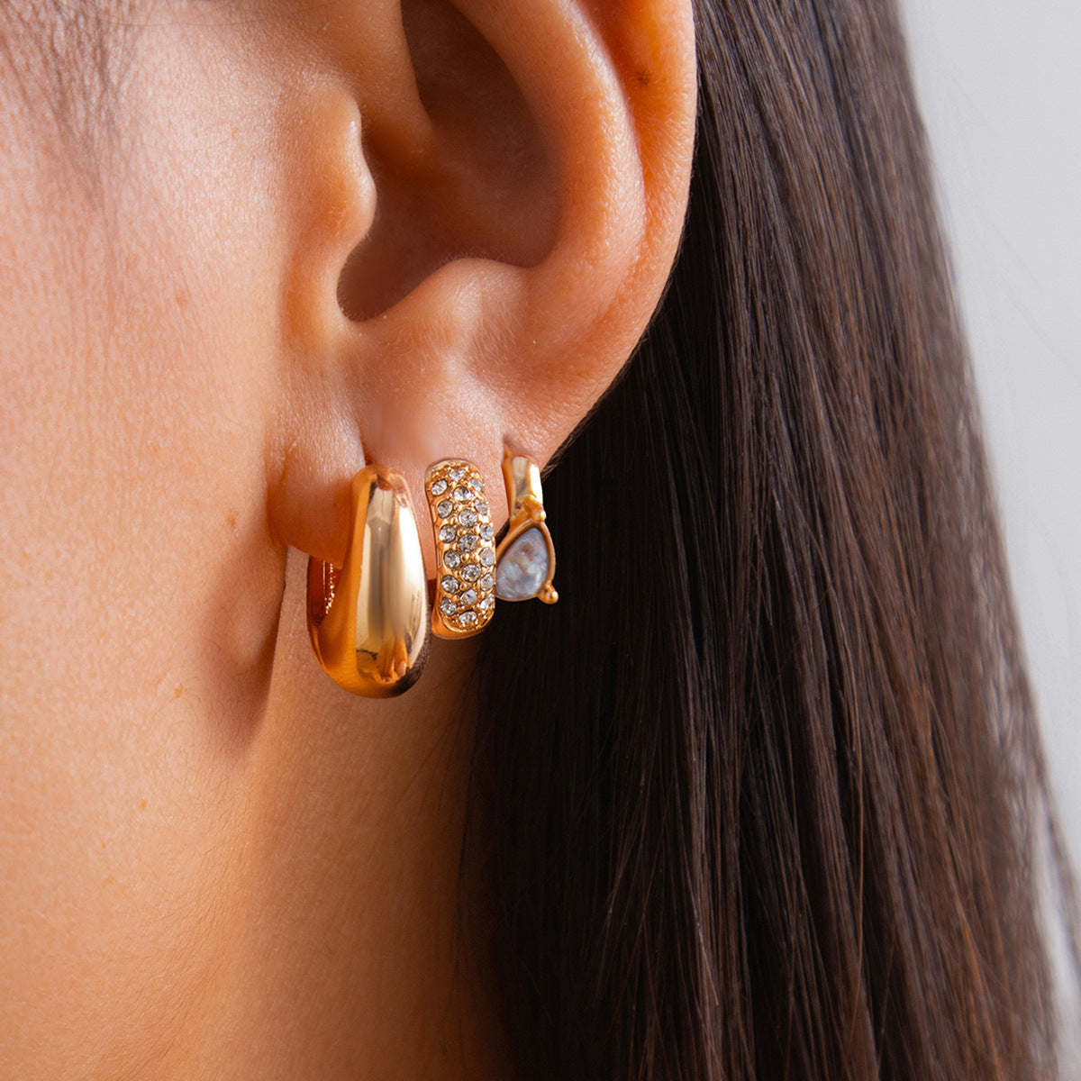 Pendientes geométricos minimalistas en forma de U para mujer con incrustaciones de diamantes de imitación y acabado de metal galvanizado