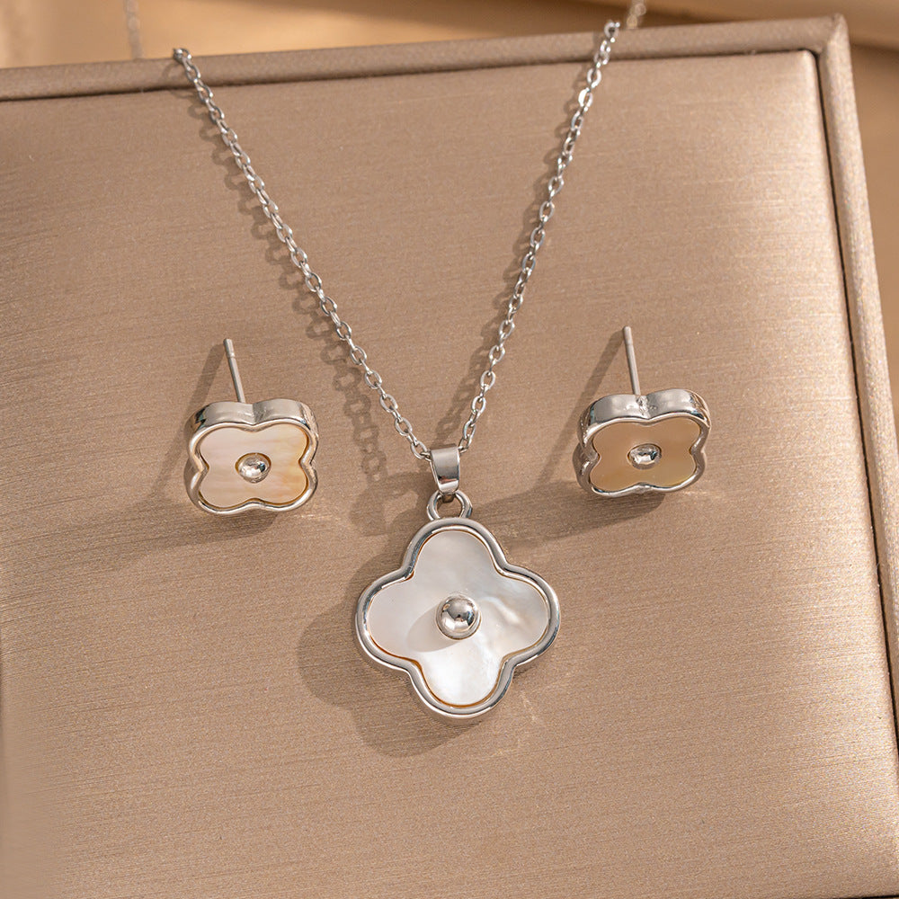 Collana con Ciondolo Trifoglio a Quattro Foglie Minimalista in Acciaio al Titanio con Placcatura in Oro Rosa 18K e Intarsio in Madreperla per Donna