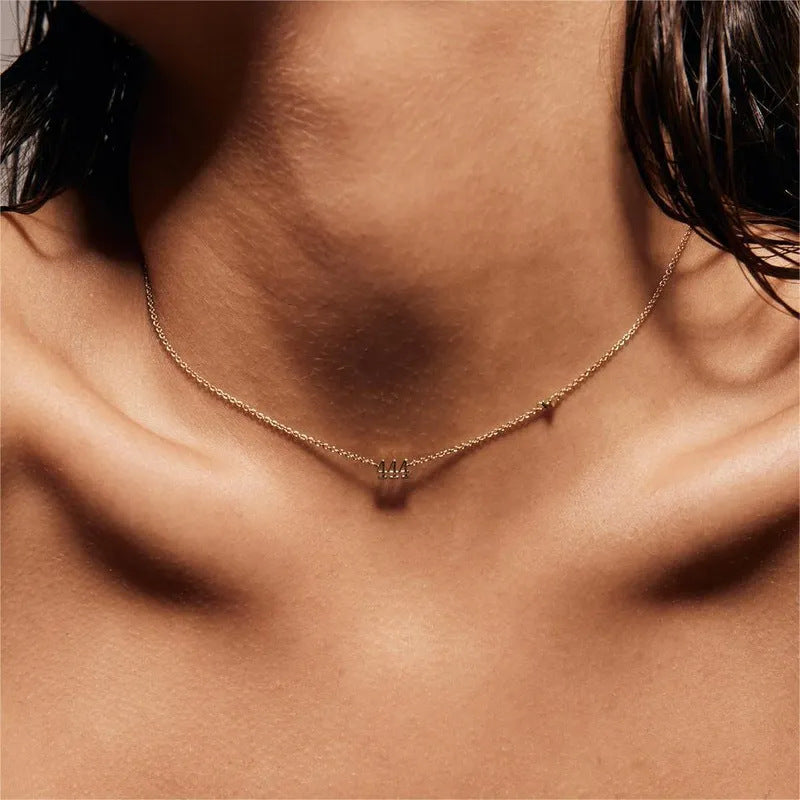 Collana con ciondolo numero angelo in acciaio inossidabile di lusso con accenti di strass, catena a medaglione personalizzabile a tre cifre per donna