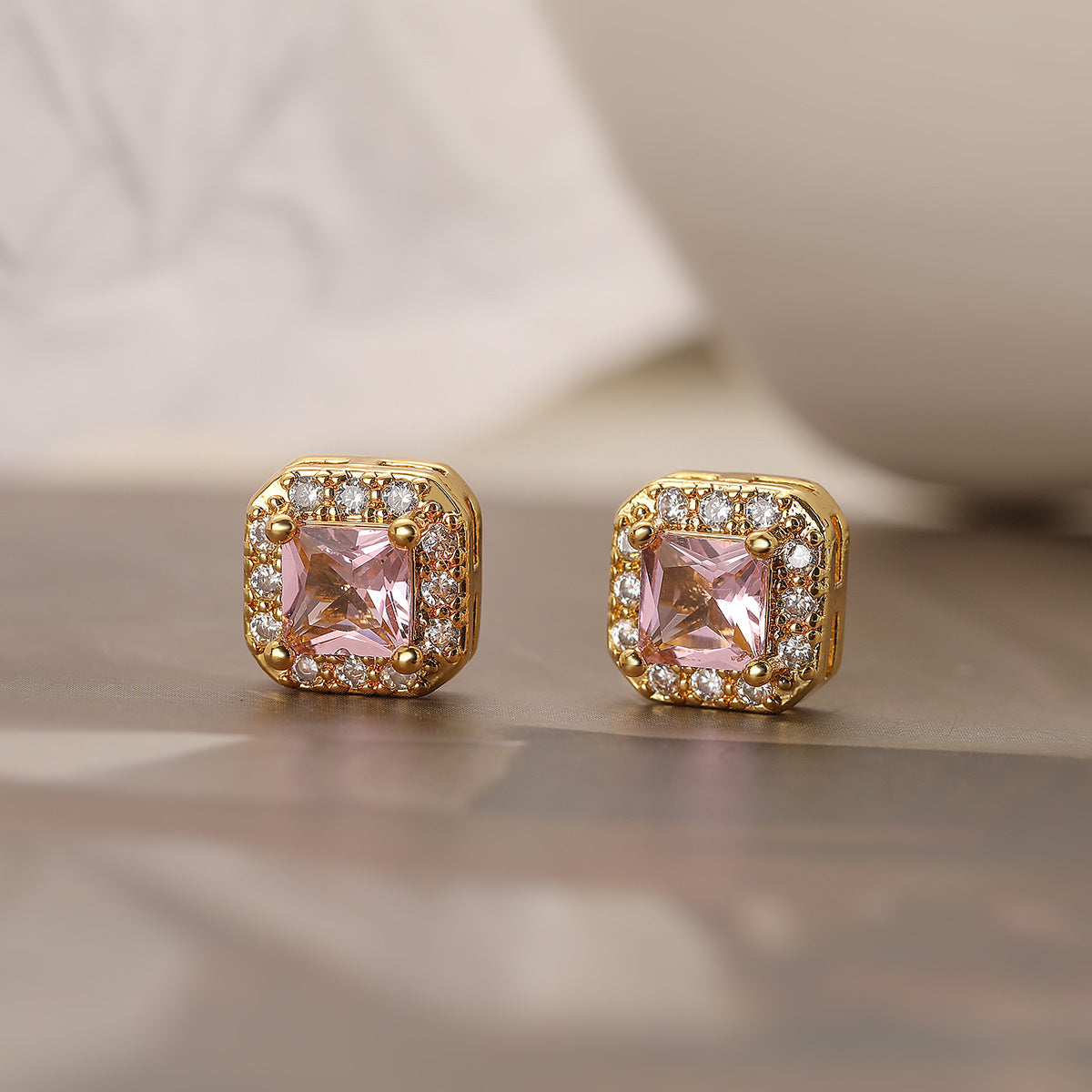 Orecchini geometrici quadrati minimalisti in rame con placcatura in oro e zirconi per donna