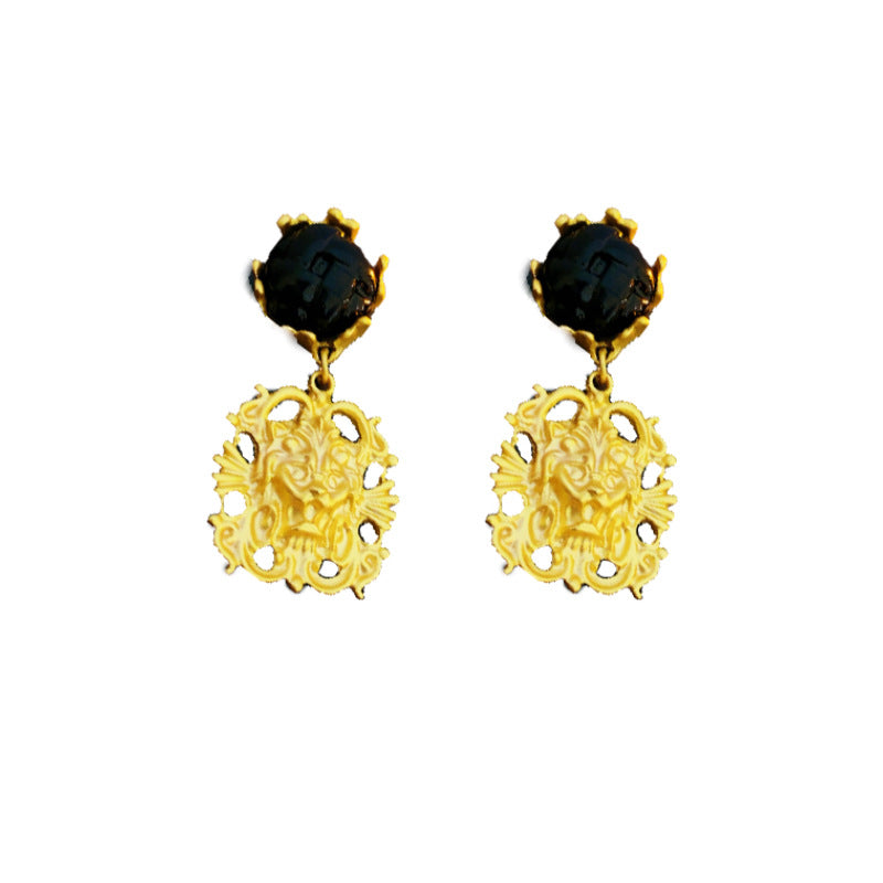 Pendientes asimétricos vintage con cabeza de león de metal con postes de acero bañados en plata para mujer