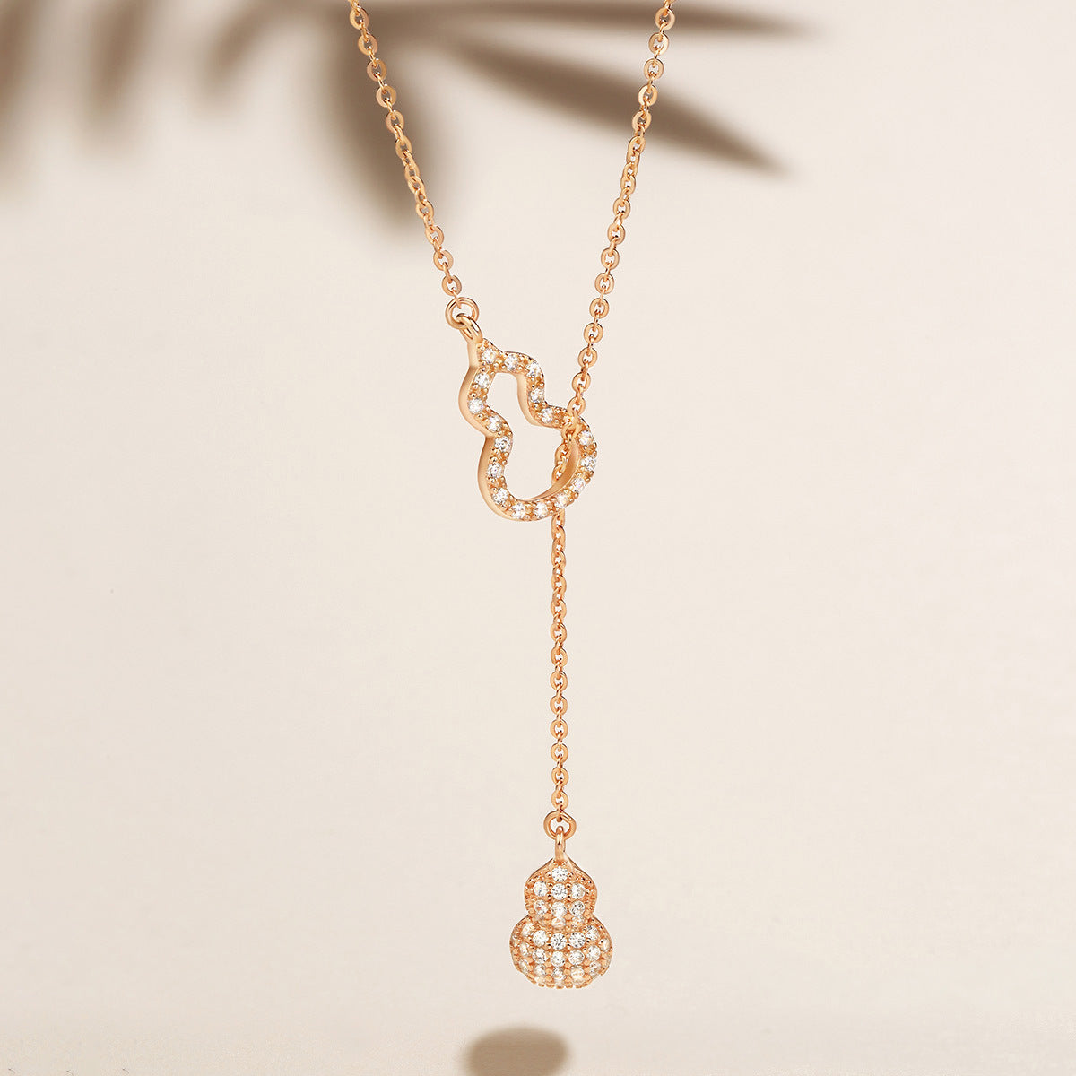 Collana con pendente a zucca cava elegante e minimalista da donna in acciaio al titanio con finitura placcata e catena a croce