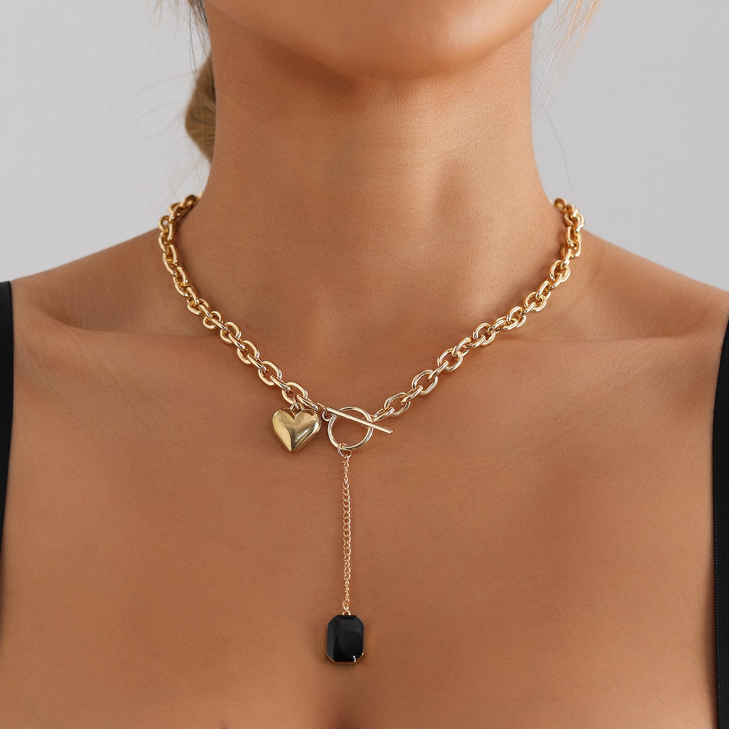 Minimalist Heart-Shaped Pendant Necklace with Electroplated Metal Chain and Tassel Detail for Women
