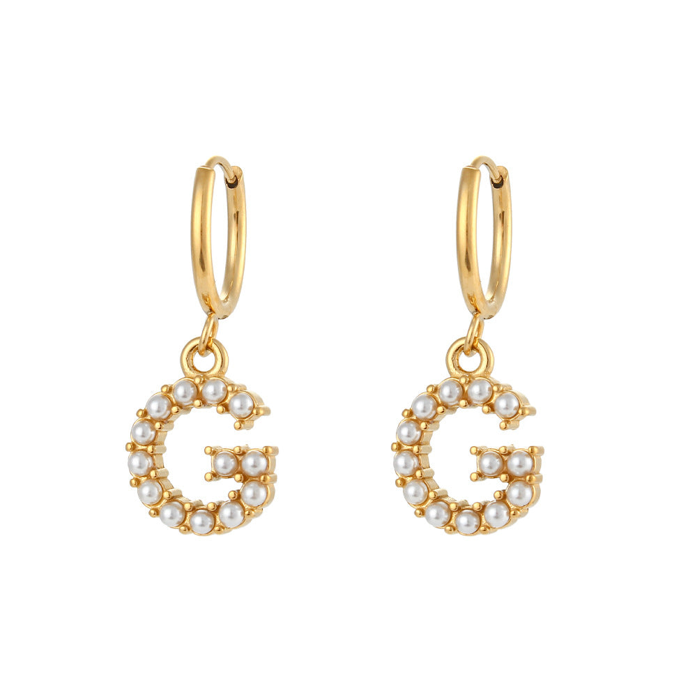 Orecchini a perno a forma di lettera dal design minimalista per donna in acciaio inossidabile con placcatura in oro 18 carati e dettagli in perle