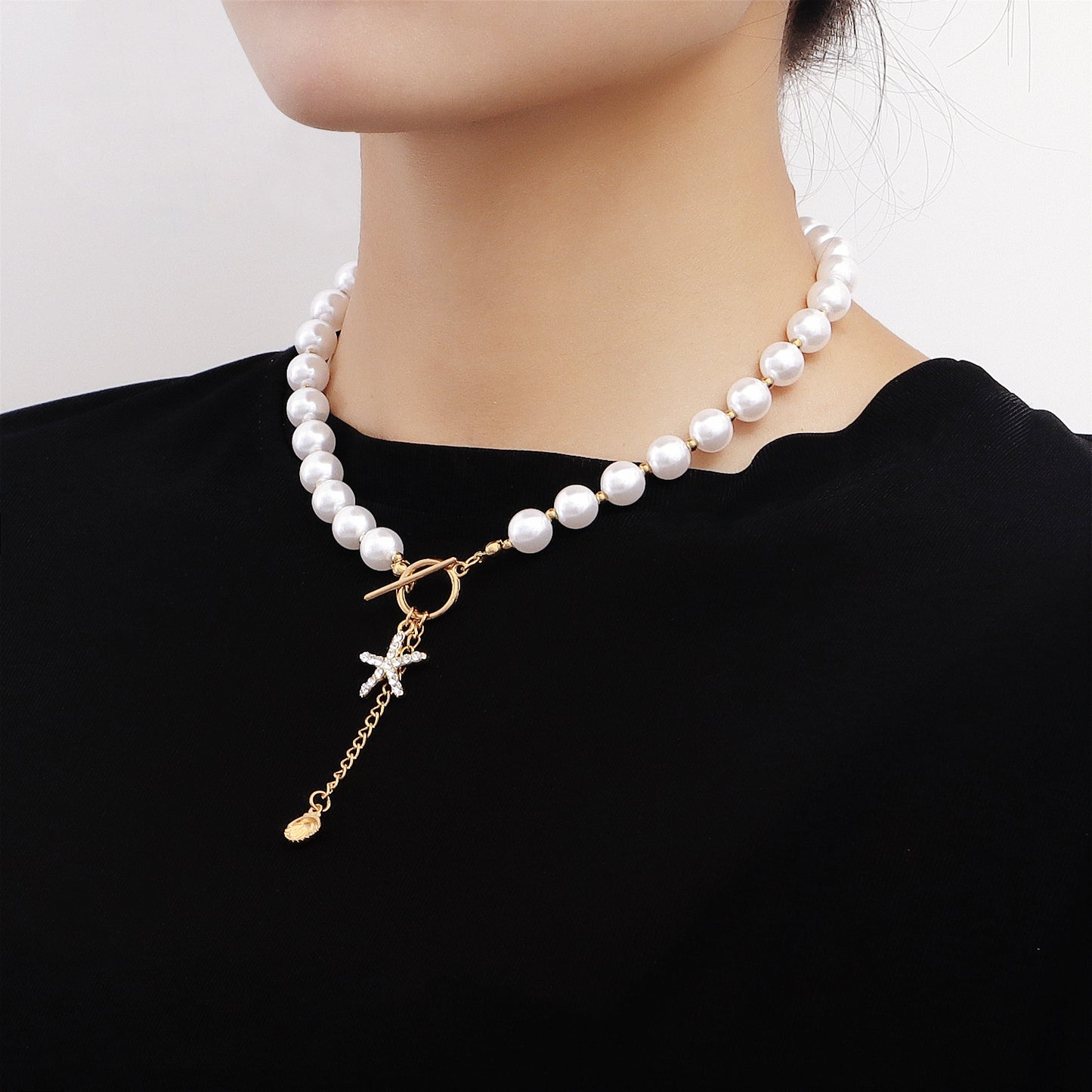 Fashionable Star-Shaped Alloy Pendant Necklace with Rhinestone Accents for Women, Electroplated Geometric Beach Shell-Inspired Choker