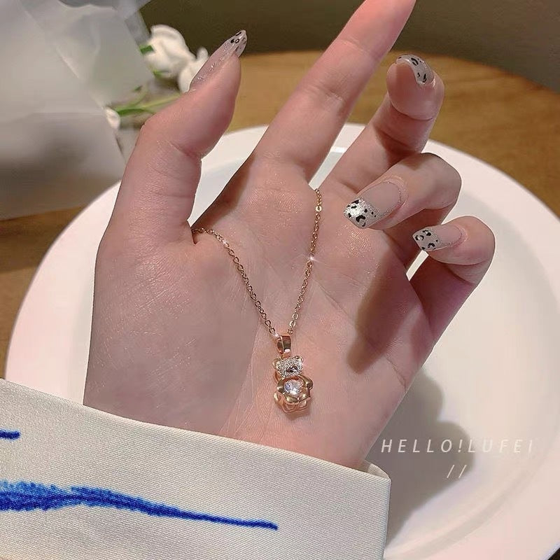 Collana da donna a forma di orsetto, placcata in acciaio al titanio, con zirconi micro-pavé, catena clavicola minimalista e delicata