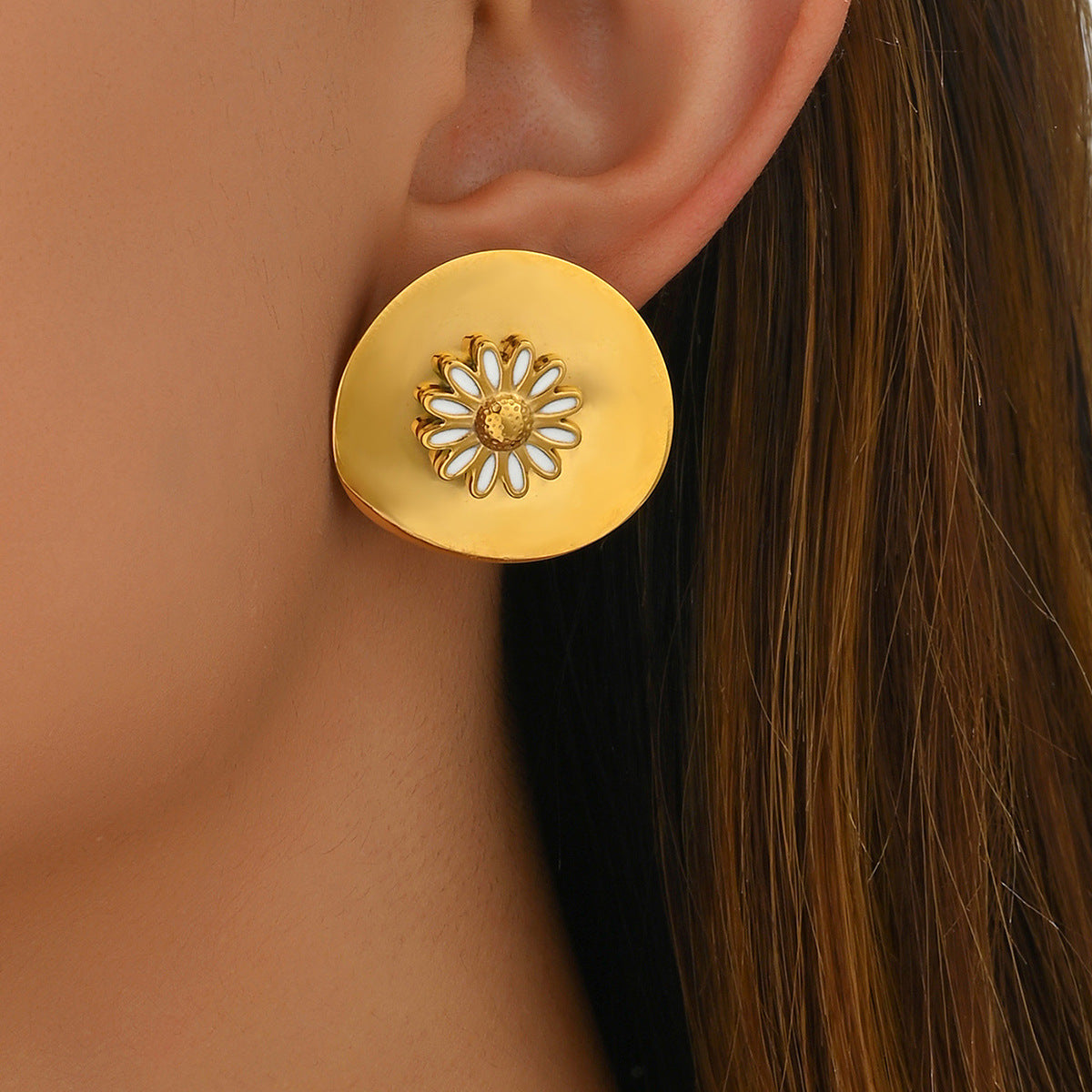 Pendientes minimalistas de margarita floral para mujer con base de cobre con acabado esmaltado y postes de acero inoxidable