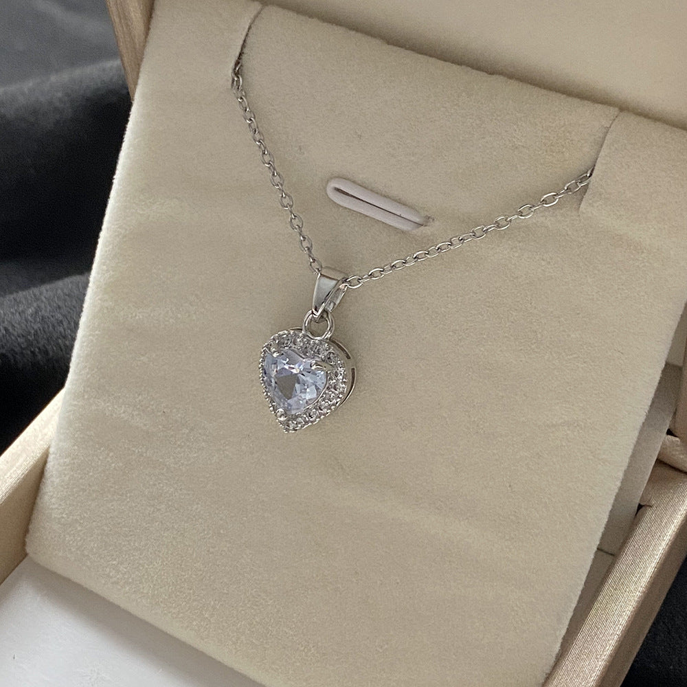 Elegante Collana con Ciondolo a Farfalla Floreale in Acciaio al Titanio, Rame Placcato e Zirconia Micro-Incastonata su Catena ad O per Uomo e Donna
