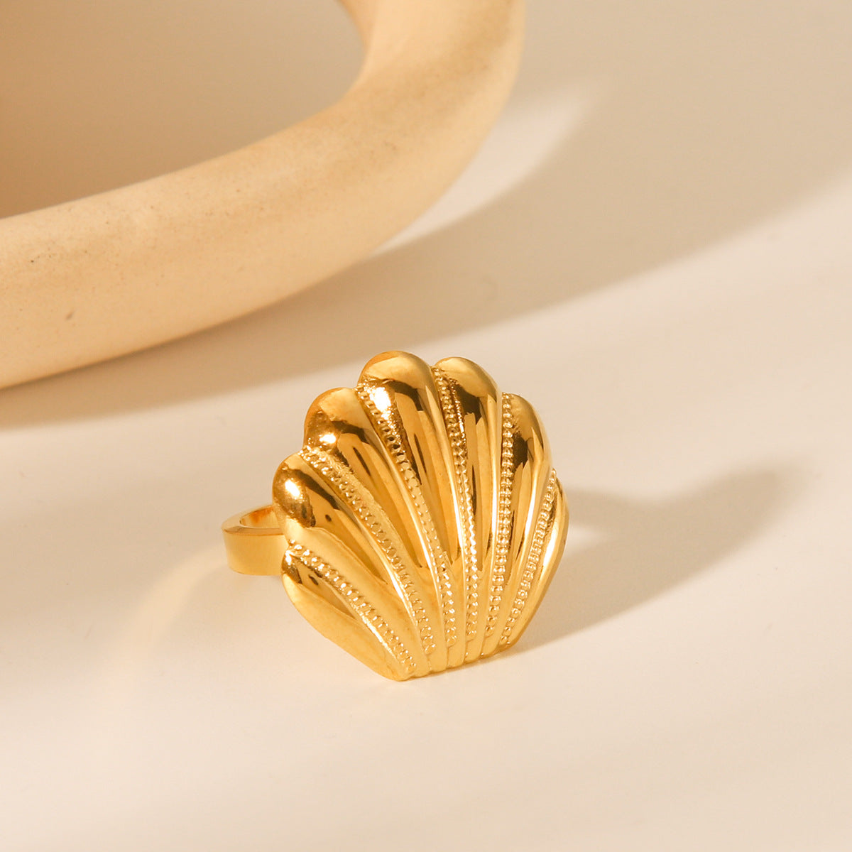 Anillo de acero de titanio con forma de festón geométrico estilo INS con baño de oro de 18 quilates para mujer Joyería de mano de lujo