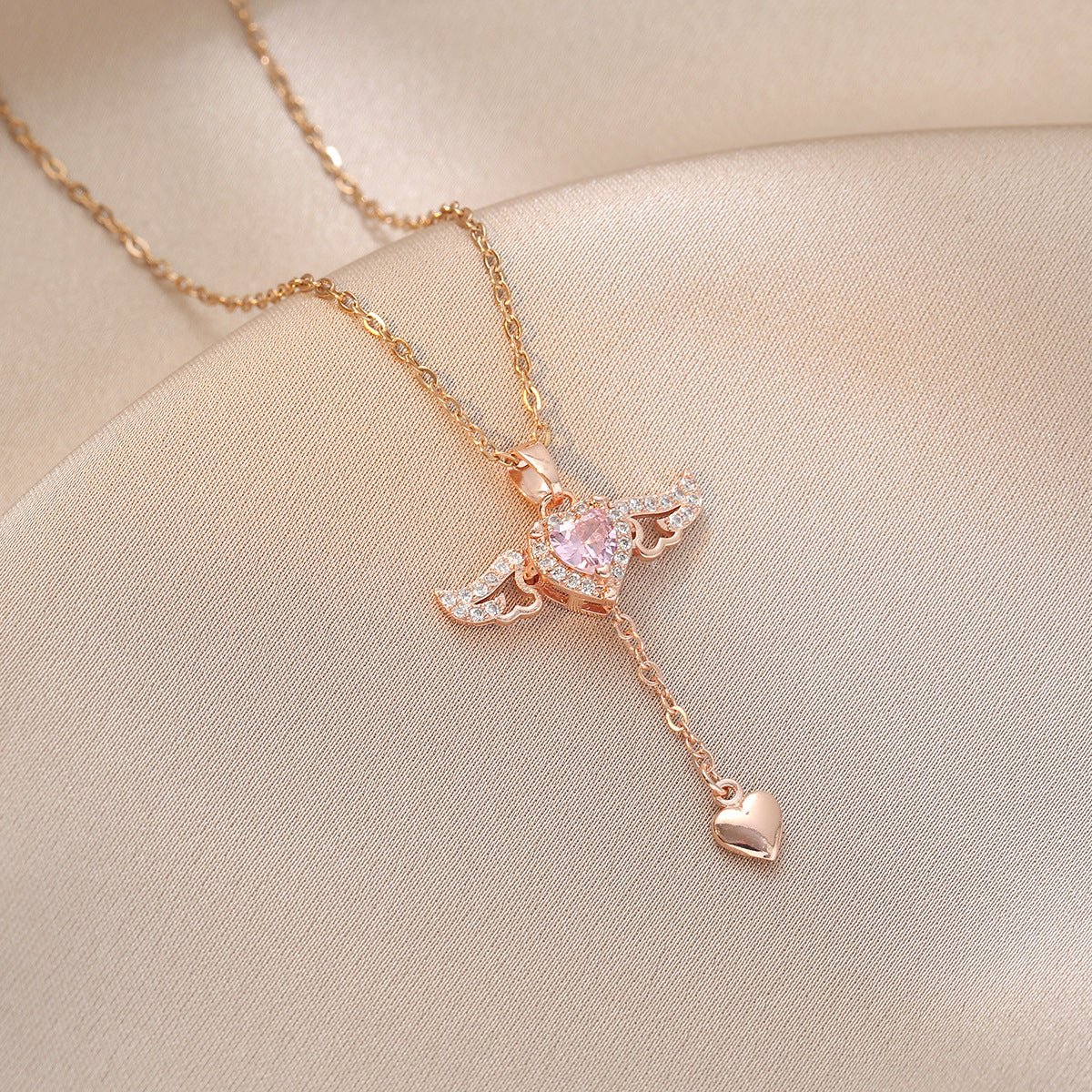 Collana di lusso in acciaio al titanio a forma di cuore con intarsio di strass e pendente a nappa da donna, catena sottile regolabile per clavicola