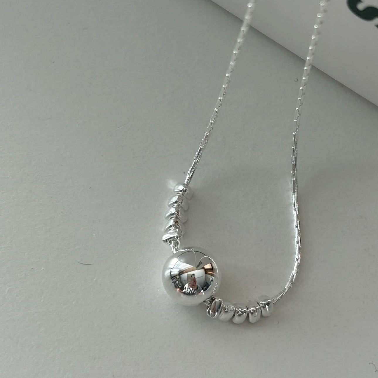 Collar de Plata de Ley 925 con Colgante de Círculo Geométrico Minimalista con Acabado Chapado en Cadena de Serpiente