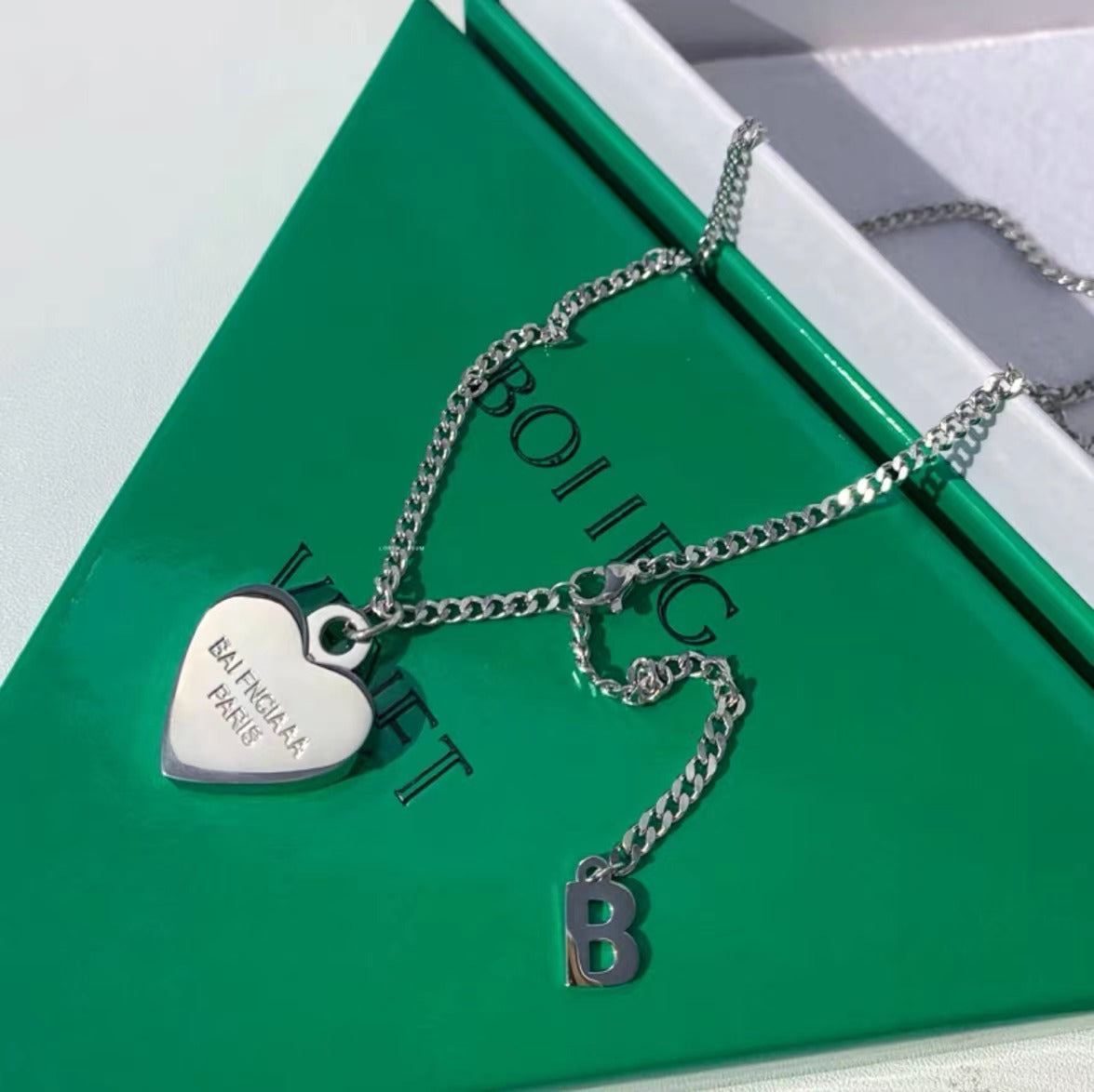 Minimalist Luxe Heart-Shaped Titanium Steel Necklace for Women with Gold Plating and Cross Chain Design