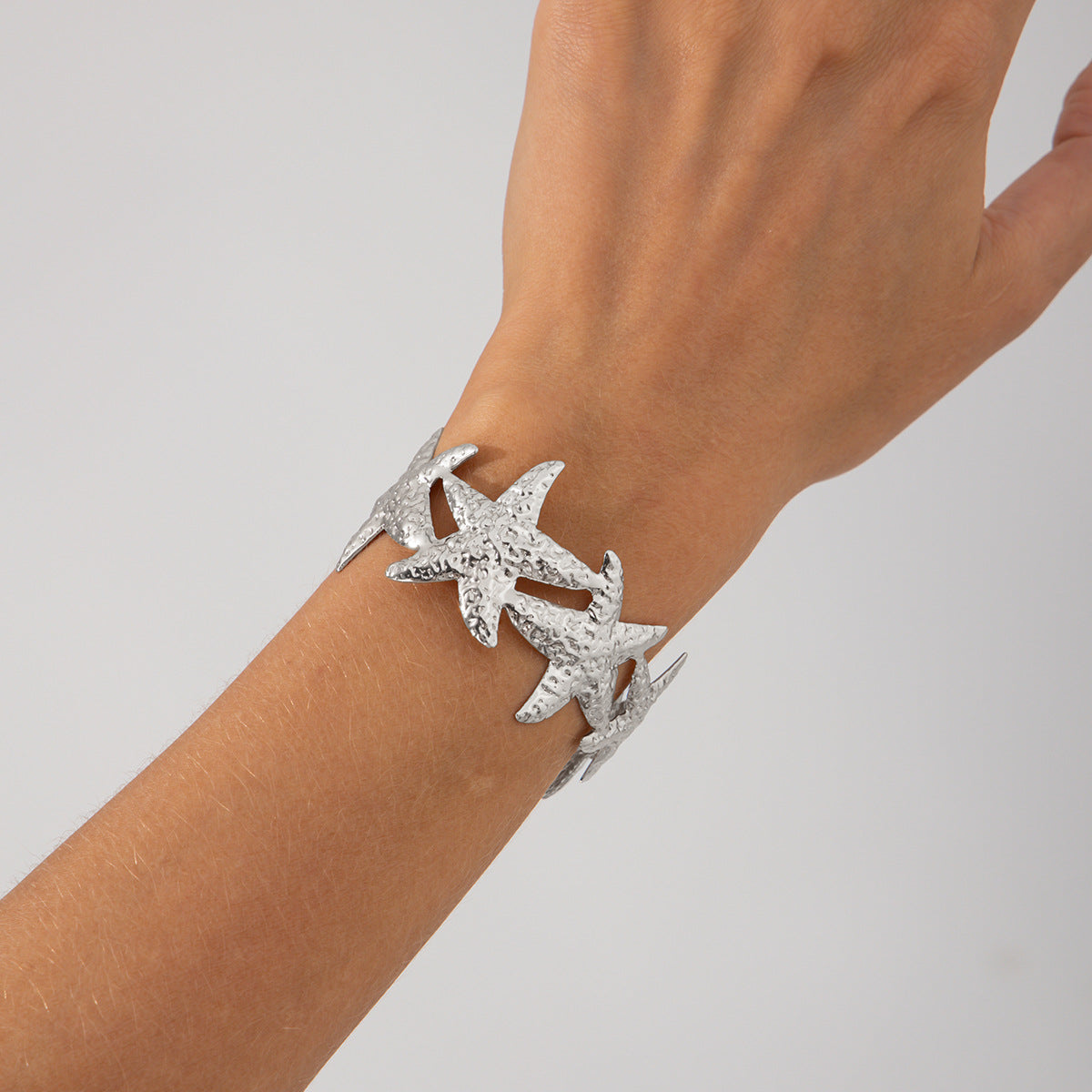 Pulsera de metal con forma de estrella de mar y concha de estilo vacacional con acabado chapado para mujer