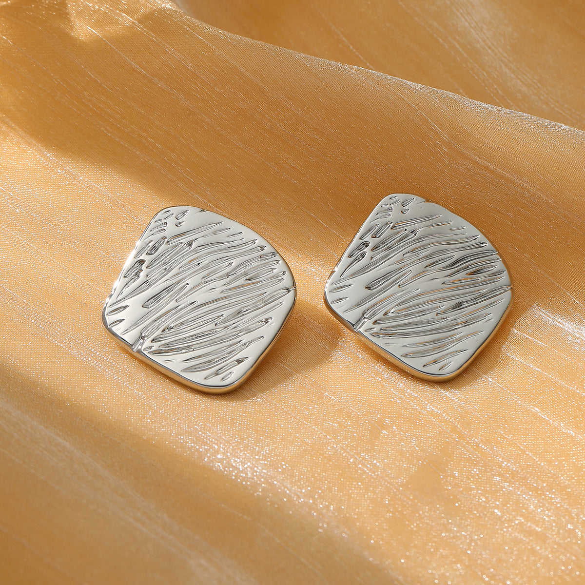 Pendientes minimalistas cuadrados de acero titanio martillado con textura y acabado chapado para mujer