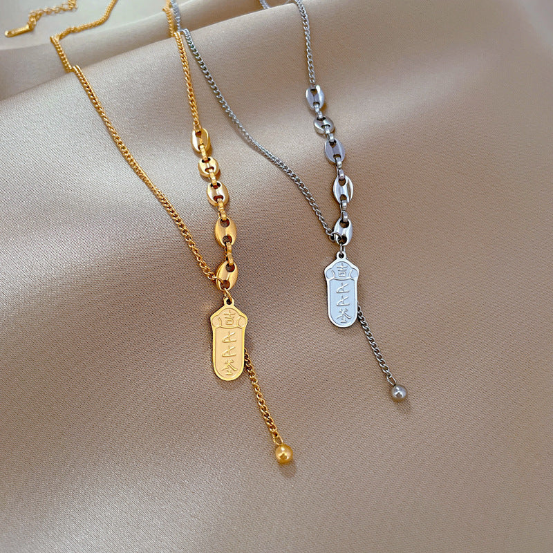 Collana con Pendente Minimalista a Naso di Maiale in Acciaio al Titanio per Donna e Uomo con Design Geometrico e Catena Placcata Oro