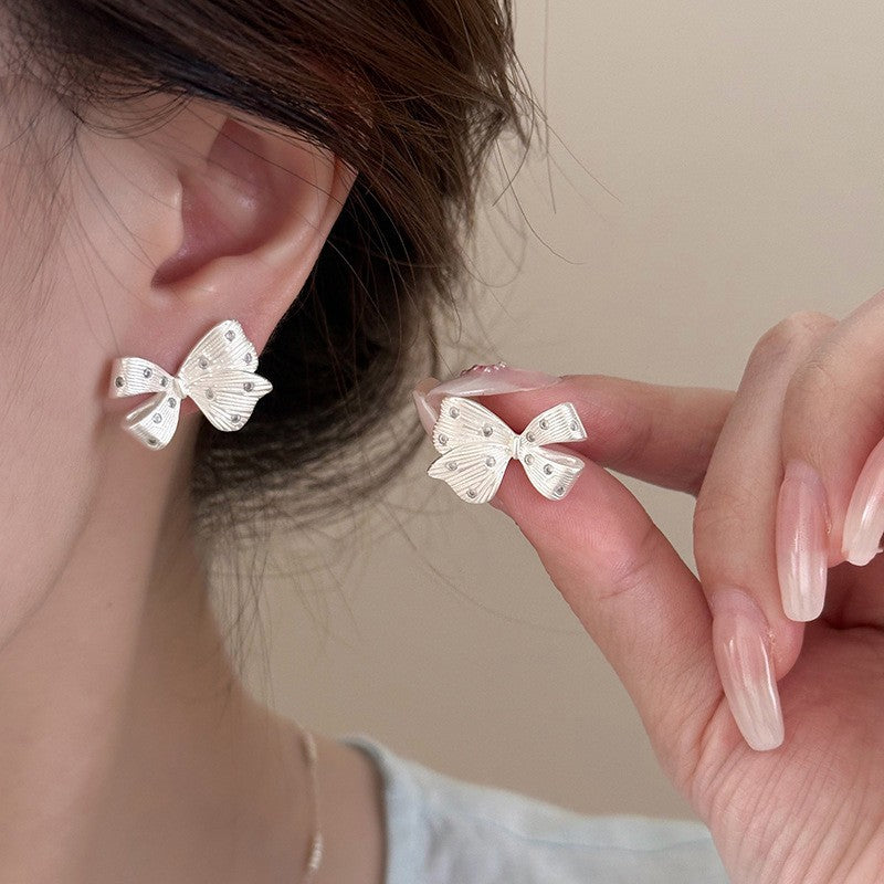 Pendientes de metal geométricos minimalistas con incrustaciones de diamantes de imitación y acabado cepillado para mujer
