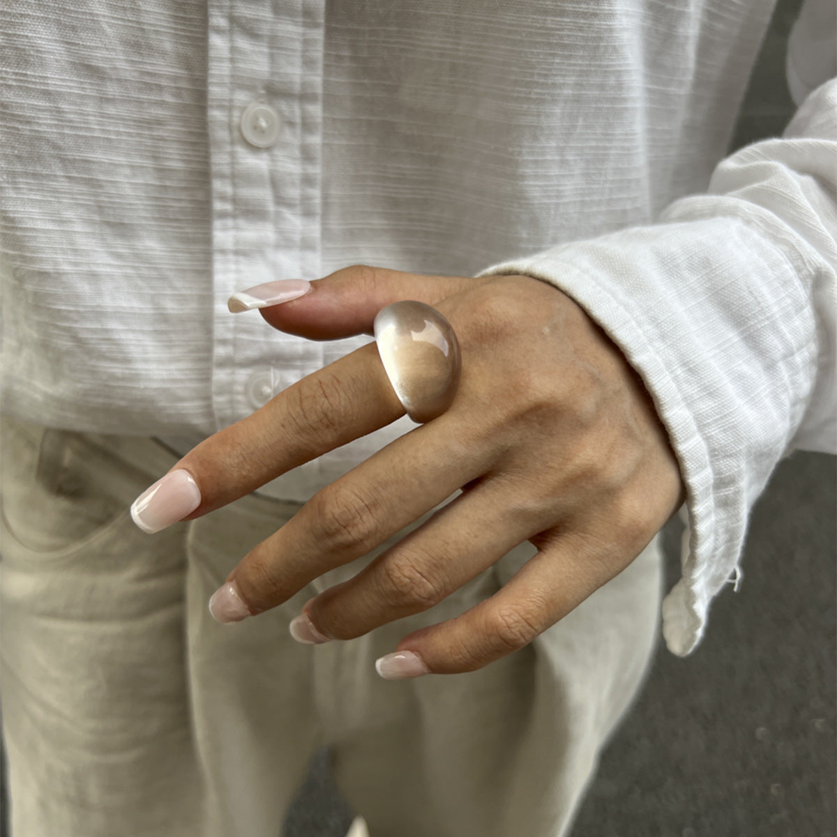 Anello da donna in resina geometrico minimalista con effetto marmorizzato e finitura epossidica lucida