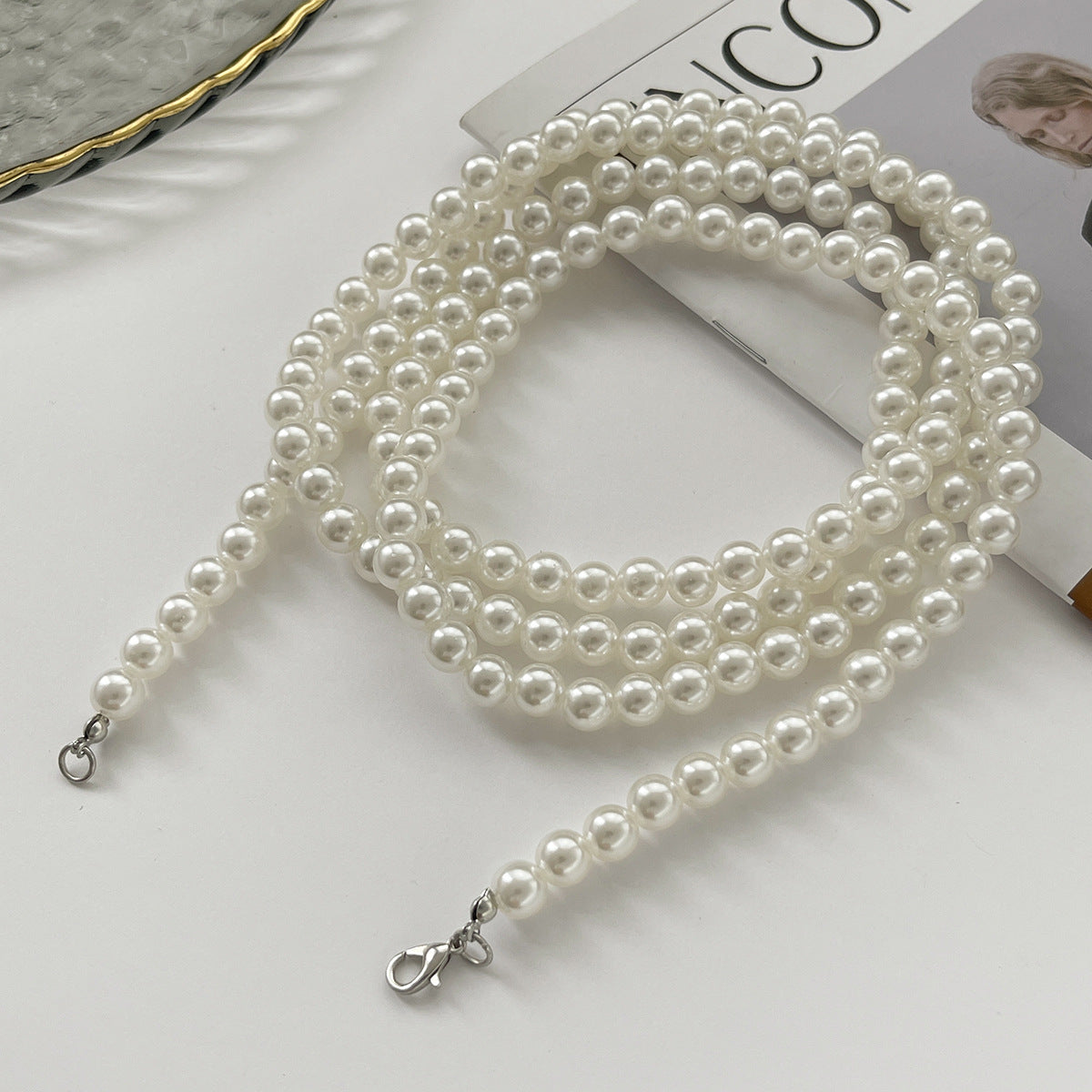 Cavigliera minimalista geometrica in plastica da donna con perline in resina ed elegante design a perla
