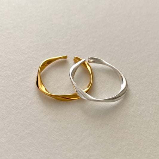Minimalist Geometric S925 Sterling Silver Ring for Women with Smooth Twisted Band and Clean Line Design