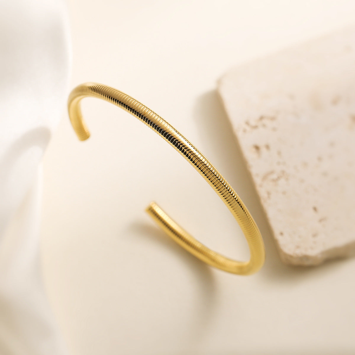 Bracciale Minimalista Vintage in Acciaio Inossidabile da Donna con Placcatura in Oro 18K, Forma Irregolare, Stile a Polsino Regolabile
