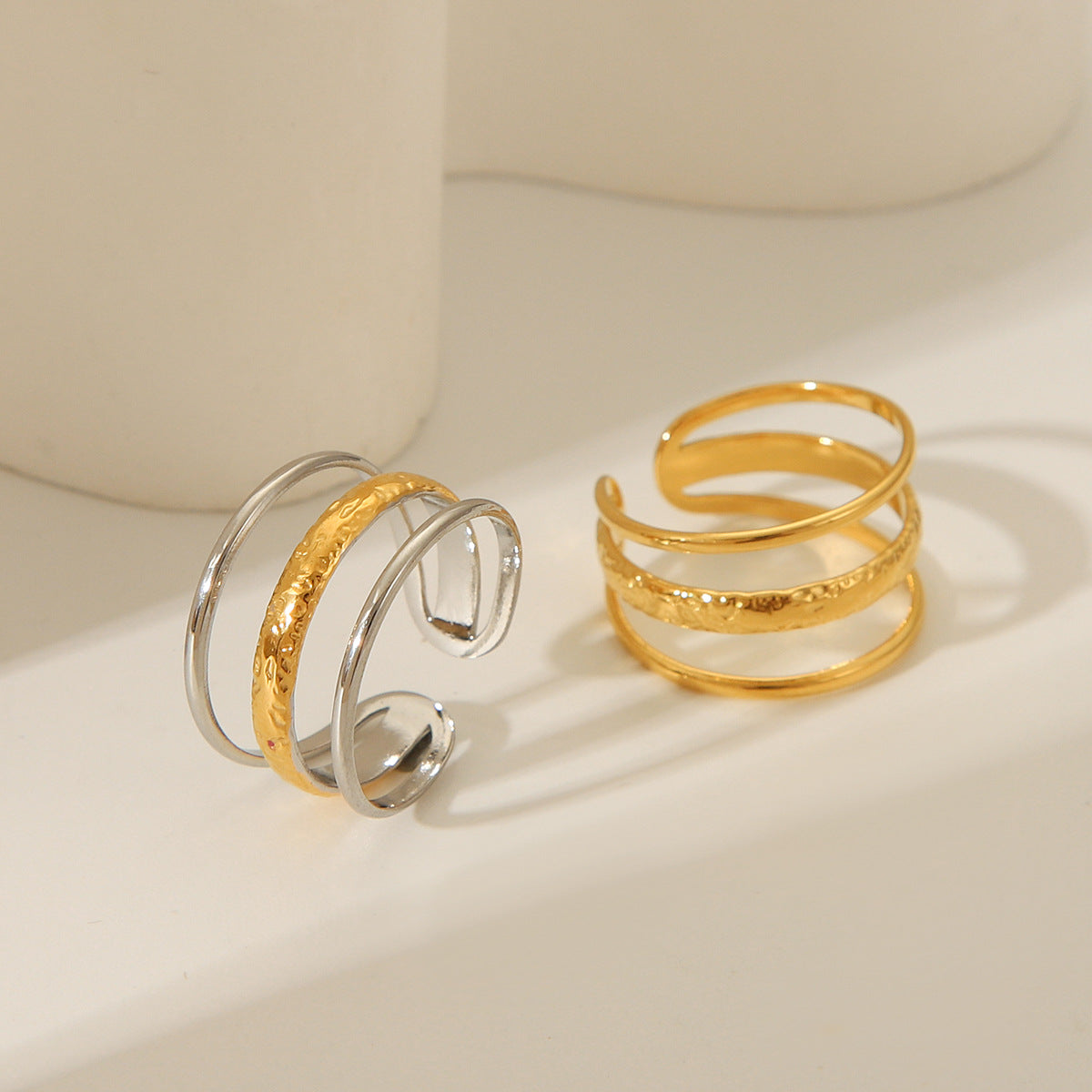 Anello da donna minimalista a fascia aperta geometrica in acciaio al titanio placcato oro 18 carati
