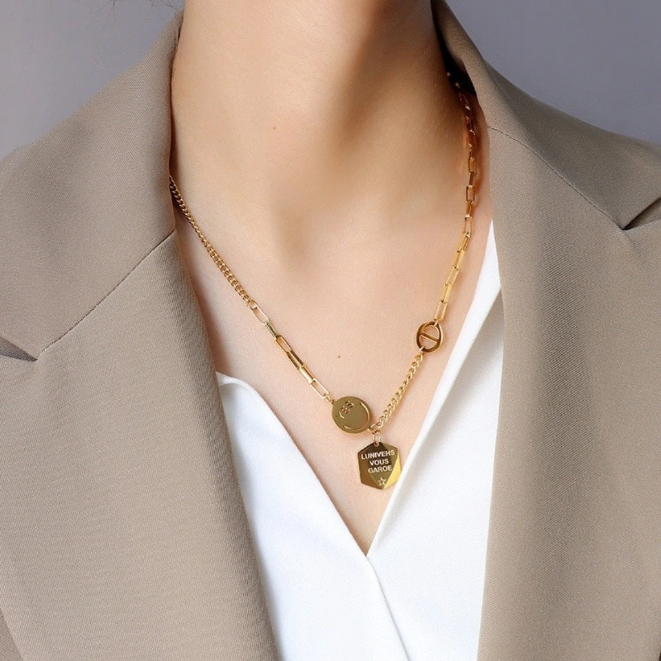 Collana Minimalista Esagonale con Lettere Sorriso da Donna in Acciaio al Titanio con Placcatura in Oro 14K su Catena a O