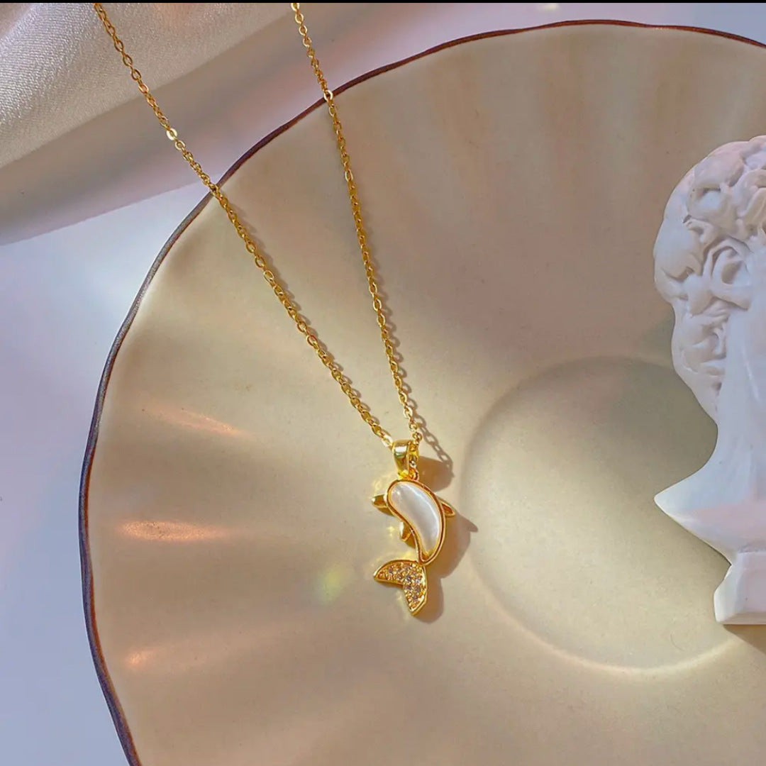 Collana Pendente Delfino Minimalista in Acciaio al Titanio con Ciondolo in Rame Placcato Oro su Catena a O per Donne e Uomini